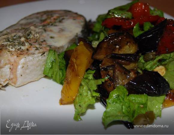 Честно говоря, все уже просилось на стол, рыба была готова и мы вдвоем с мужем накрыли стол ( как обычно - на улице!) буквально за минуту. Пока он открывал бутылку с вином, я объединила в тарелке рыбу и салат.