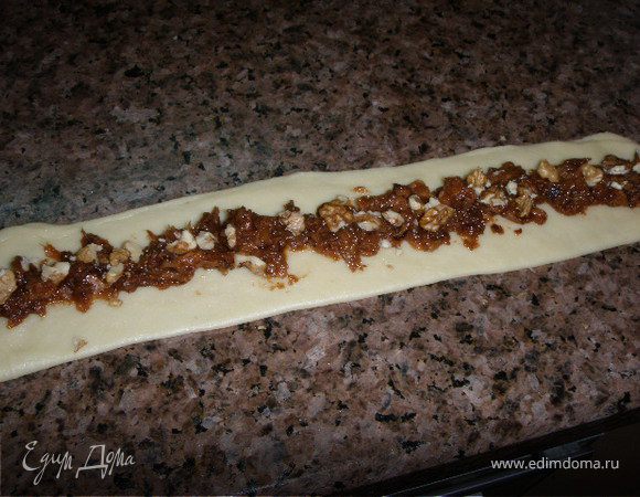 Делим тесто на равные кусочки, из каждого раскатываем полосочки, в середину которой ложим начинку.