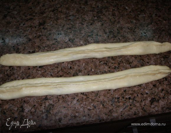 теперь аккуратно склеиваем края. Получаются вот такие колбаски.