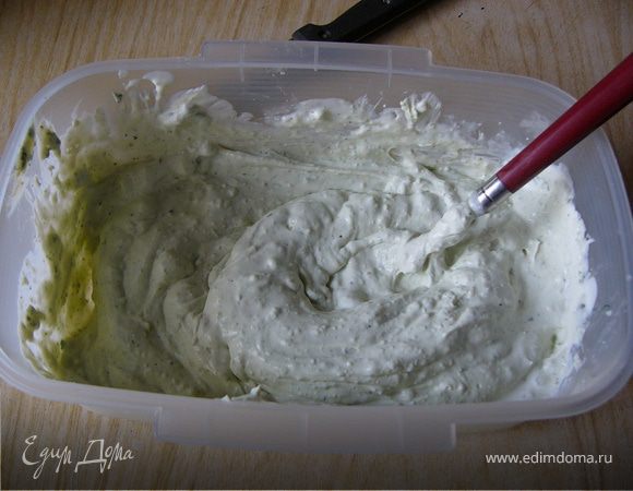 Измельчите все ингредиенты с помошью погружного блендера. Если соус получается слишком густым, добавьте несколько ложек сливок.