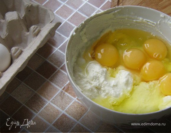 2. Пока опара стоит нужно вымесить 400 гр. творога,200 гр. сахара, 5 яиц и йогурт. Вмешивать лучше всего венчиком. Тогда масса получается нежной и воздушной.