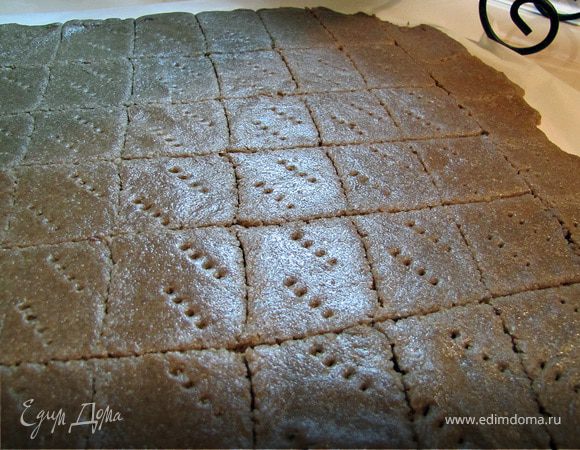 Тесто раскатала прямо на пергаменте для выпечки, порезала на печенюшки, наколола каждую вилкой.