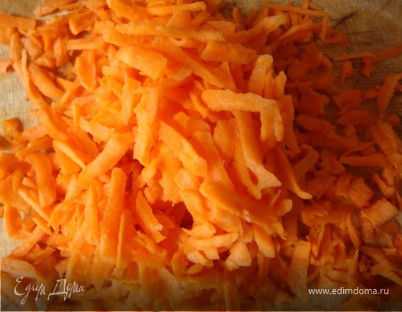 Подготовленную рыбу посолить, дать полежать час - два и опустить в кипяток. Сварить, снимая пену, если она появилась. Подготовленную морковь натереть на крупной терке...