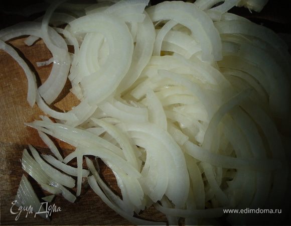 Нашинковать лук...