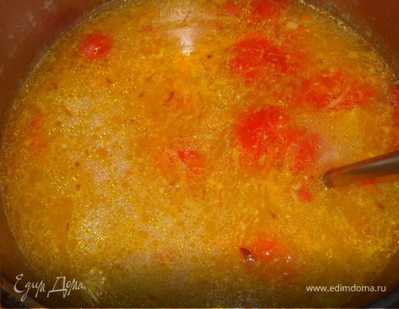 Когда рыба будет готова, вынуть ее из бульона, бульон процедить и вернуть в чистую кастрюлю, поставить на плиту, дать закипеть. Затем опустить в бульон порезанный кубиками картофель, сварить до полуготовности, добавить пассерованные овощи, свежие помидоры (у меня были замороженные - пора подъедать зимние запасы), перец горошком и лавровый лист. Варить до готовности картофеля и томатов. Если нужно, подсолить.