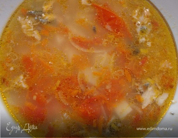 При подаче в тарелку положить кусочки рыбы, сливочное масло, налить уху и посыпать зеленью (я в этот раз не  добавляла, забыла, да и так очень вкусно) и молотым перцем.