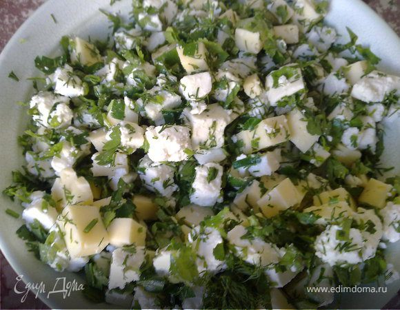 Для начинки сыр порезать кубиками1,5х1,5, зелень порубить, всё смешать, посолить, разбить 2 яйца и перемешать вместе с сыром и зеленью.