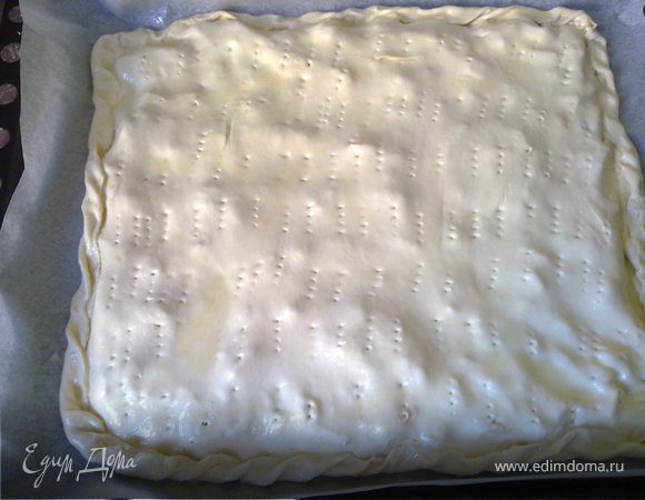 Накрыть вторым пластом теста, защипать края, смазать яйцом и сделать надрезы или проколы вилкой, чтобы тесто не отволглось.