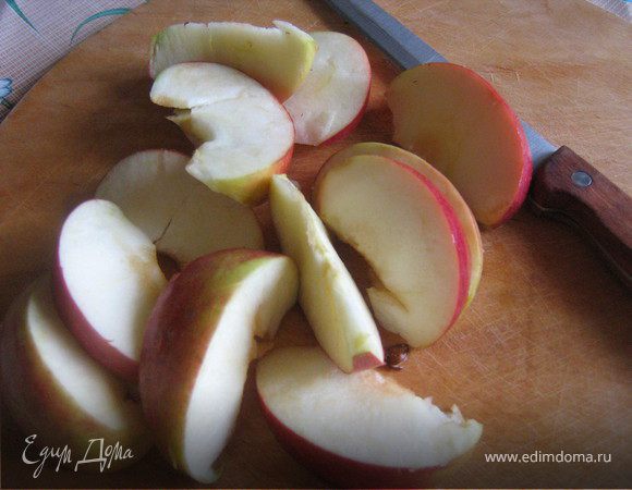 Пока варится рис займёмся яблоками.Яблоко вымыть,разрезать пополам,удалить сердцевину,нарезать дольками,сбрызнуть лимонным соком.