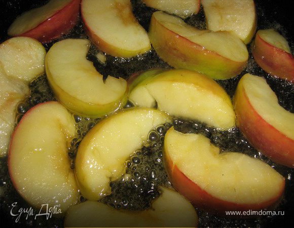 В сковороде разогреть сливочное масло,аккуратно разложить дольки яблока на сковородку с маслом,посыпать ложкой сахара,и жарить(карамелезировать)с двух сторон до золотистого цвета примерно 8-10 минут.