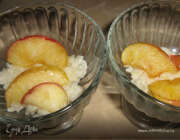 В чашку с отварным рисом добавить сливки,щепотку соли,2 ложки сахара,перемешать и поставить на 5 минут в микроволновку на мощность 100.Вы можете сварить кашу обычным способом,мне проще в микроволновке.
Готовую кашу разложить по креманками слоями:слой каши яблоки,каша,яблоки и т.д.