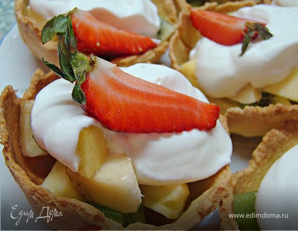 Порезала фрукты кубиками. Взбила сливки с сахаров и подала :) 
