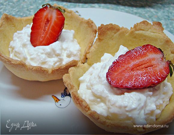 Еще я взбила творог со сметаной и сахаром. И украсила клубникой. 
