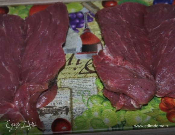 Свиную вырезку разрезать пополам, потом каждый кусок вдоль, но не дорезая до конца - как книжку.
Посолить, поперчить каждый кусок. 