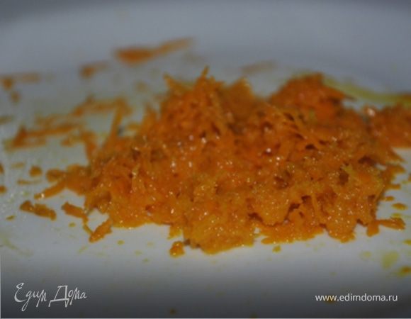 Натереть апельсиновую цедру. 