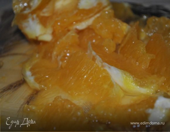 Ножом снять кожицу с апельсина и вырезать дольки. Чернослив нарезать мелко.