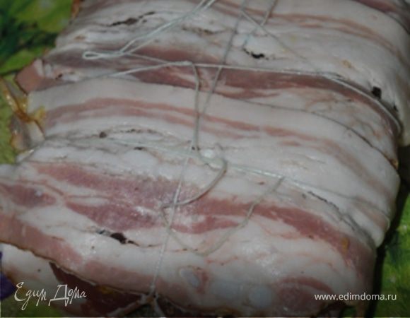  Накрыть вторым куском мяса, прижать руками. Обернуть ломтиками бекона и связать кулинарной нитью.