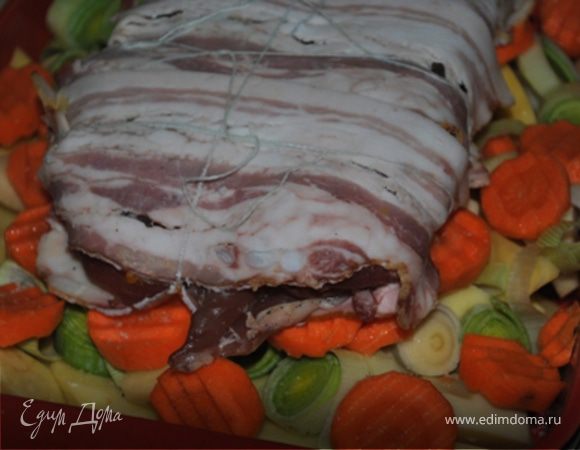 Картофель порезать ломтиками, морковь и порей кружечками. Выложить овощи в глубокую форму, сбрызнуть их оливковым маслом и перемешать. Сверху положить подготовленное мясо.
Запекать в духовке при тем-ре 200 гр. около часа до готовности мяса и овощей.
Смачного!