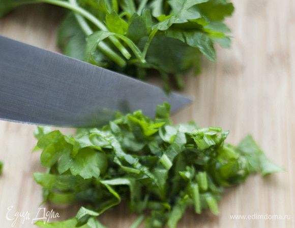 Лук и петрушку мелко порубить, добавить в салат.