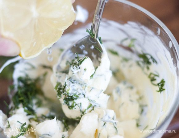 Приготовить заправку, соединив сметану, лимонный сок, укроп, соль и перец.