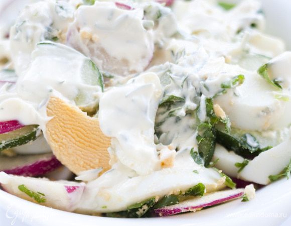 Заправить салат и сразу подавать.