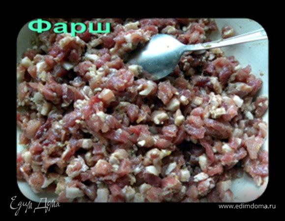 Мясо режем на маленькие квадратики размером 0.5x0.5 см. Всё хорошо перемешиваем. Солим и перчим чёрным свеже молотым чёрным перцем по вкусу.  Присыпаем красным жгучим перцем (не переборщить). Взбрызгиваем соевым соусом, добавляем столовую ложку домашней аджики (по желанию) и мелко рубленного чеснока (5 зубчиков). Присыпаем одной столовой ложкой картофельного крахмала и одной пачкой пищевого желатина (15 гр.).
