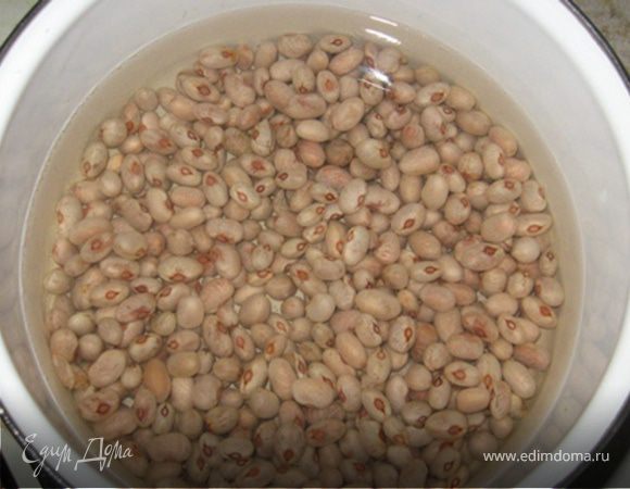 Фасоль замочить. Я делаю это так: фасоль + 1 ч. ложка соды + кипяток, накрыть крышкой и на ночь или на день, если готовите вечером. Сода способствует "разбуханию" бобовых. Затем фасоль промываем, пересыпаем в кастрюлю, заливаем бульоном и ставим на медленный огонь. НЕ солим!