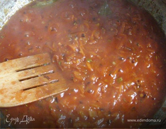 Тем временем луковицу нарезаем мелкими кубками, измельчаем чеснок и нарезаем морковь тонкой соломкой (длинной сантиметров 5 или трем на терке), а картофель и помидоры - кубиками. Сначала на масле обжариваем лук, потом добавляем морковь и чеснок, обжариваем минуты три. Солим, перчим, добавляем лавровый лист и выкладываем помидоры.