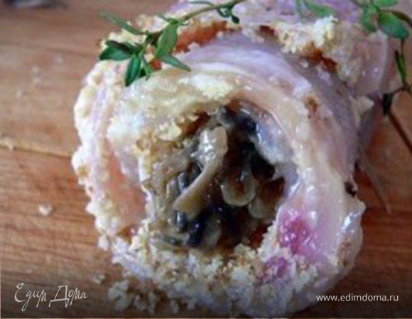 Курочку аккуратно макаем в яицо предварительно взбив его с небольшим кол-вом воды.Затем с каждой стороны в панировочные сухари. Пока готовим следующий кусочек ,предыдущий кладем в холодильник . Обжарить на масле с каждой стороны до золотистой хрустящей корочки.