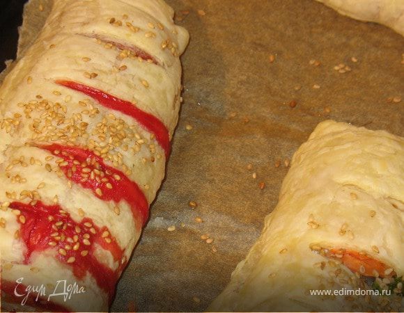 на овощи выкладывать порезаную горбушу. Затем свернуть рулеты, сделать надрезы, чуть смазать поверхность растительным маслом и посыпать кунжутом.

Выпекать в разогретой духовке примерно 25-30 минут. 

За счет разноцветных овощей и, особенно, свеклы получаются очень нарядные рулеты. А со свеклой и еще вкус очень интересный. С капустой тоже вкусно как обычно, но свекла меня удивила :)