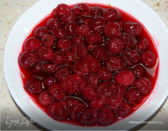 Вишню залить коньяком.
