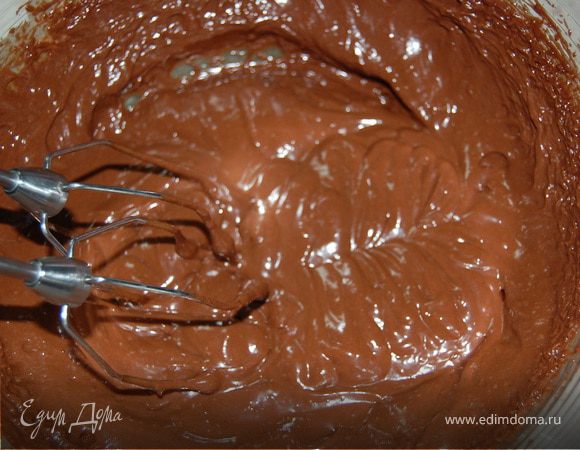 Готовим тесто. Масло растопить, добавить шоколад, и постоянно помешивая, нагреваем до полного растворения... Пока масса остывает... яйцо, сметану, сахар, соль тщательно растираем. Добавляем шоколад, какао, разрыхлитель и взбиваем пару минут.