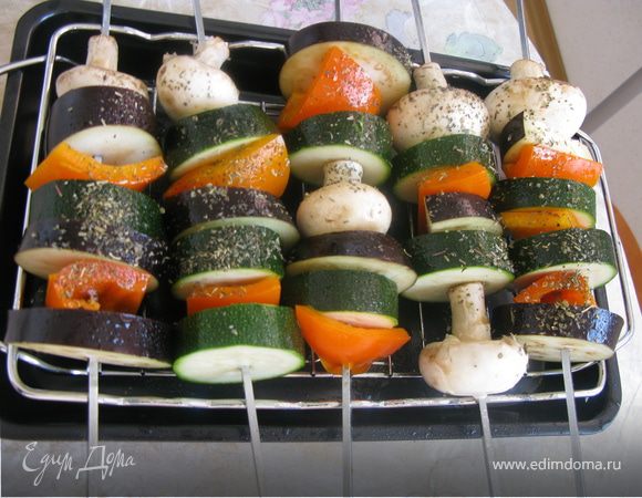 Моем овощи и режем на куски. Нанизываем на шампурики, солим, присыпаем травками и сбрызгиваем маслом и отправляем в разогретую до 220 градусов духовку под гриль минут на 25, можно в процессе повернуть, чтоб пеклось равномерно. Вуаля...домашние шашлыки готовы!