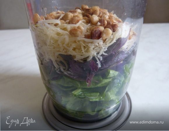 Приготовить песто: в чашу блендера влить оливковое масло и лимонный сок, положить чеснок, орехи, сыр и зелень. Измельчить до состояния соуса.