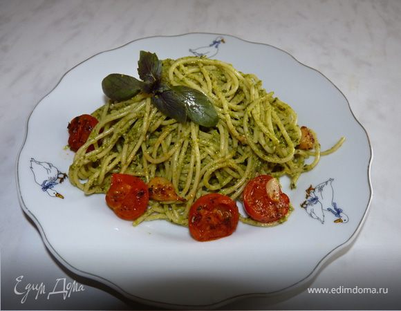 Можно на оливковом масле обжарить чеснок и черри, добавить к готовой пасте с песто.