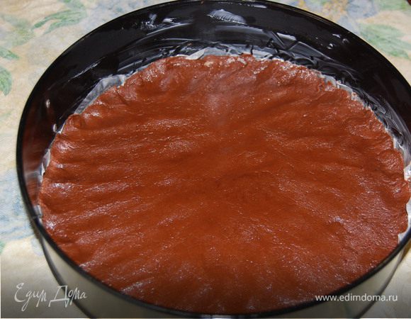 Всыпаем просеянную муку, перемешиваем и утрамбовываем в форму выстланную бумагой.