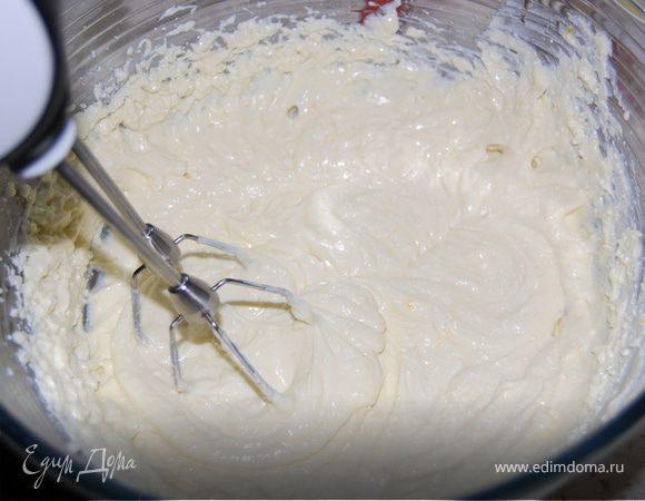 Теперь начинка. Желтки перетираем с сахором. Добавить масло, творог (протертый через сито или измельченный в блендере), крахмал (пудинг), цедру и ванилин. Тщательно взбиваем в однородную массу.