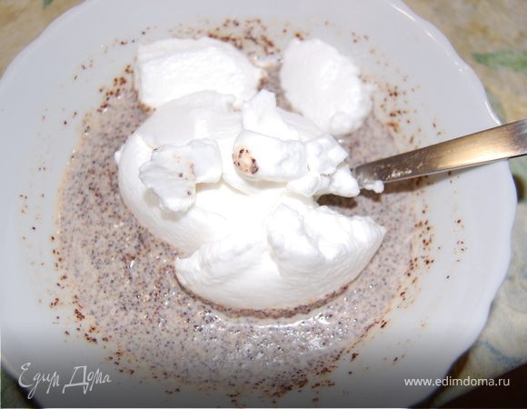 Белки + сахар взбить в крепкую пену. Пару столовых ложек положить в мак, аккуратно перемешать.