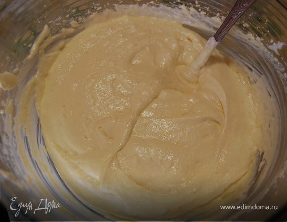Оставшиеся белки - в творожную массу. ОООчень осторожно и медленно перемешиваем ложкой.