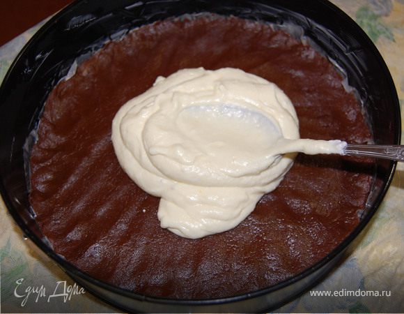 Примерно 1/4 творожной начинки выкладываем на корж...