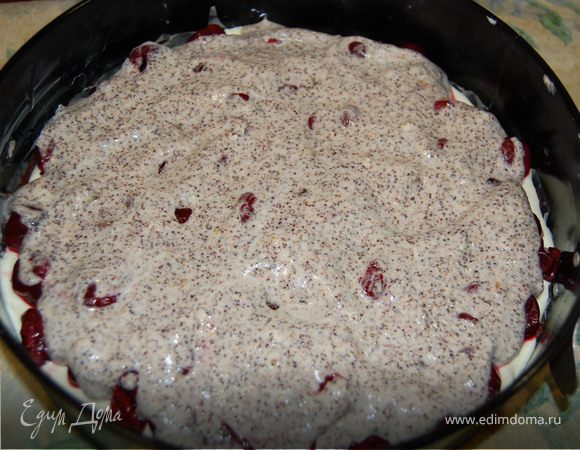 Равномерно заливаем маково-белковой смесью.