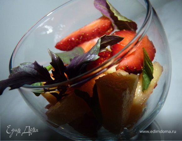 Ещё один вариант подачи: добавить свежий базилик. Ананас и клубника хорошо сочетаются с базиликом и мятой.