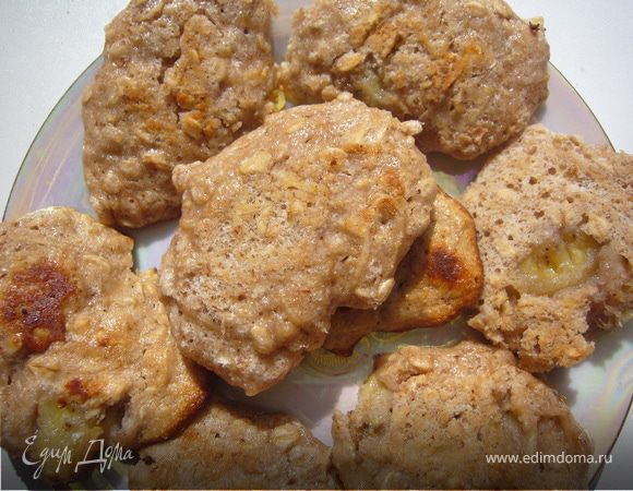 Яблоко натереть на тёрке,банан нарезать дольками,добавь их к муке + овсянка+орехи+корица+сахарная пудра+белки(постепенно)...Выложи ложкой на противень смазанным сливочным маслом,запекать в духовке 20 мин/180 г.