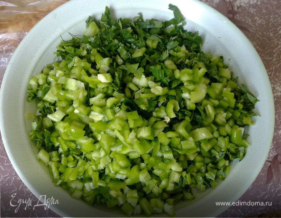 Зелень, лук и перец мелко нарубить.