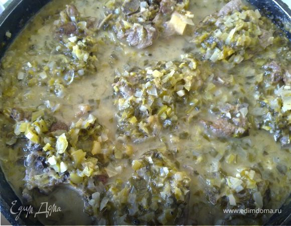 Через час тушения добавить чеснок и (если не было свежих слив) готовое ткемали. И Готовить еще 30 мин при закрытой крышке на небольшом огне. Недостаток жидкости можно компенсировать горячей водой. 