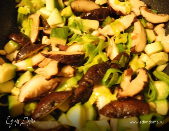 Шиитаке порезать вдоль на кусочки примерно 1 см толщиной. Слегка припустить на оливковом масле, посолить, поперчить, добавить нарезанный колечками лук-порей и авокадо кубиками. Готовить до мягкости лука-порея, максимум минут 5.
