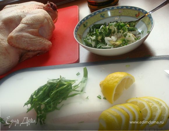 Духовку нагреть до 190С. Для начала приготовить чесночное масло. Дольки чеснока раздавить плоской стороной ножа и измельчить, соединить с размягченным сливочным маслом и 4 ст.л. эстрагона, добавить соль и черный перец и размешать с помощью вилки. Лимон нарезать тонкими кружочками, которые в свою очередь разделить пополам.