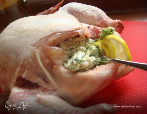 Форму для запекания смазать оливковым маслом. Курицу нафаршировать маслом и лимоном, обмазать оливковым маслом, посолить и поперчить. Выложить в форму брюшком вверх. Поставить в духовку на 1час 40 мин.  Время от времени поливать курицу образовавшимся соком. 