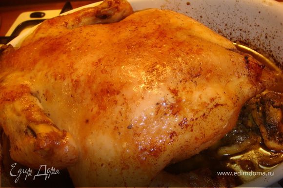 Отправить в духовку еще на 10мин, чтобы курочка подрумянилась еще и со стороны спинки. Переложить курицу на разделочную доску, накрыть фольгой и обязательно дать отдохнуть 20мин.