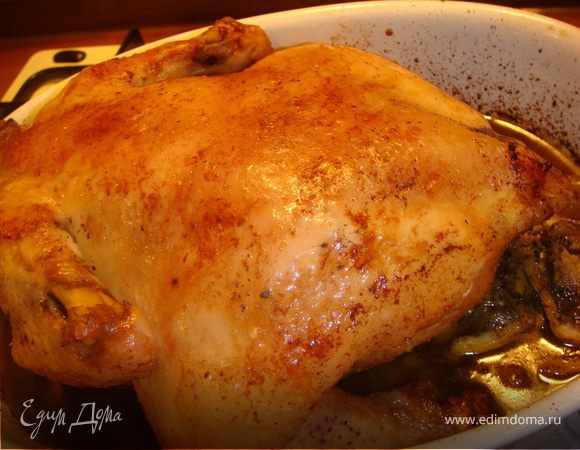 Отправить в духовку еще на 10мин, чтобы курочка подрумянилась еще и со стороны спинки. Переложить курицу на разделочную доску, накрыть фольгой и обязательно дать отдохнуть 20мин. 